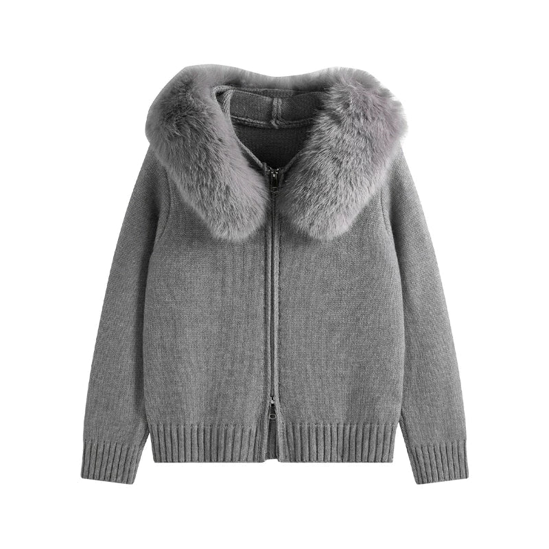 BIANCA – Oversized Strickmantel mit Kapuze & Fell-Kragen – Ansicht 1 | ZAYVI