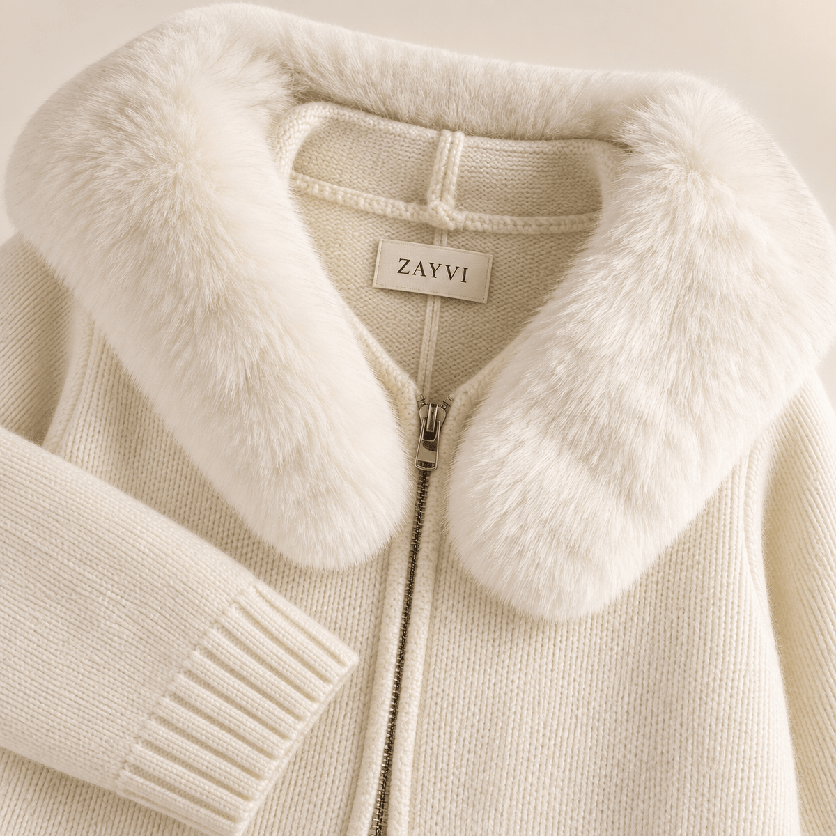 BIANCA – Oversized Strickmantel mit Kapuze & Fell-Kragen - ZAYVI