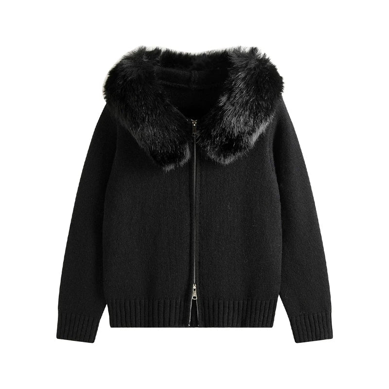 BIANCA – Oversized Strickmantel mit Kapuze & Fell-Kragen – Ansicht 2 | ZAYVI