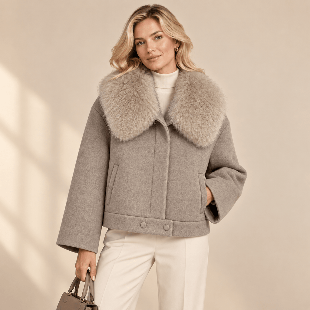 CELESTE – Kurze Wolljacke mit Fellkragen - ZAYVI