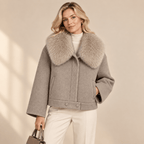 CELESTE – Kurze Wolljacke mit Fellkragen - ZAYVI