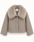 CELESTE – Kurze Wolljacke mit Fellkragen - ZAYVI