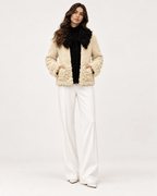 ÉLISE – Jacke mit weichem Kontrastbesatz in Weiß - ZAYVI