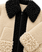 ÉLISE – Jacke mit weichem Kontrastbesatz in Weiß - ZAYVI