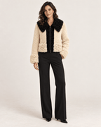 ÉLISE – Jacke mit weichem Kontrastbesatz in Weiß - ZAYVI
