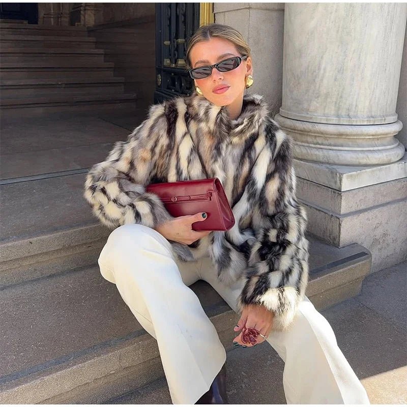LUNA – Animal Print Kunstpelz-Stehkragenjacke – Ansicht 2 | ZAYVI