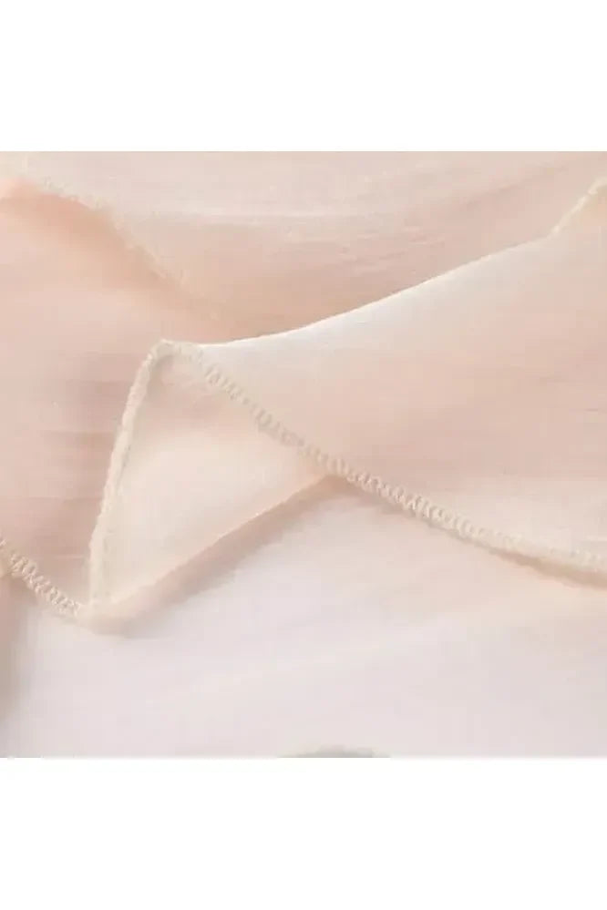 Nahaufnahme des eleganten Plisseestoffs für das Éloïse Plissee Kleid, ideal für hochwertige Damenmode online kaufen.