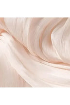 Detailaufnahme von elegantem Plisseestoff in Rosé für das Éloïse Plissee Kleid, hochwertige Damenmode.